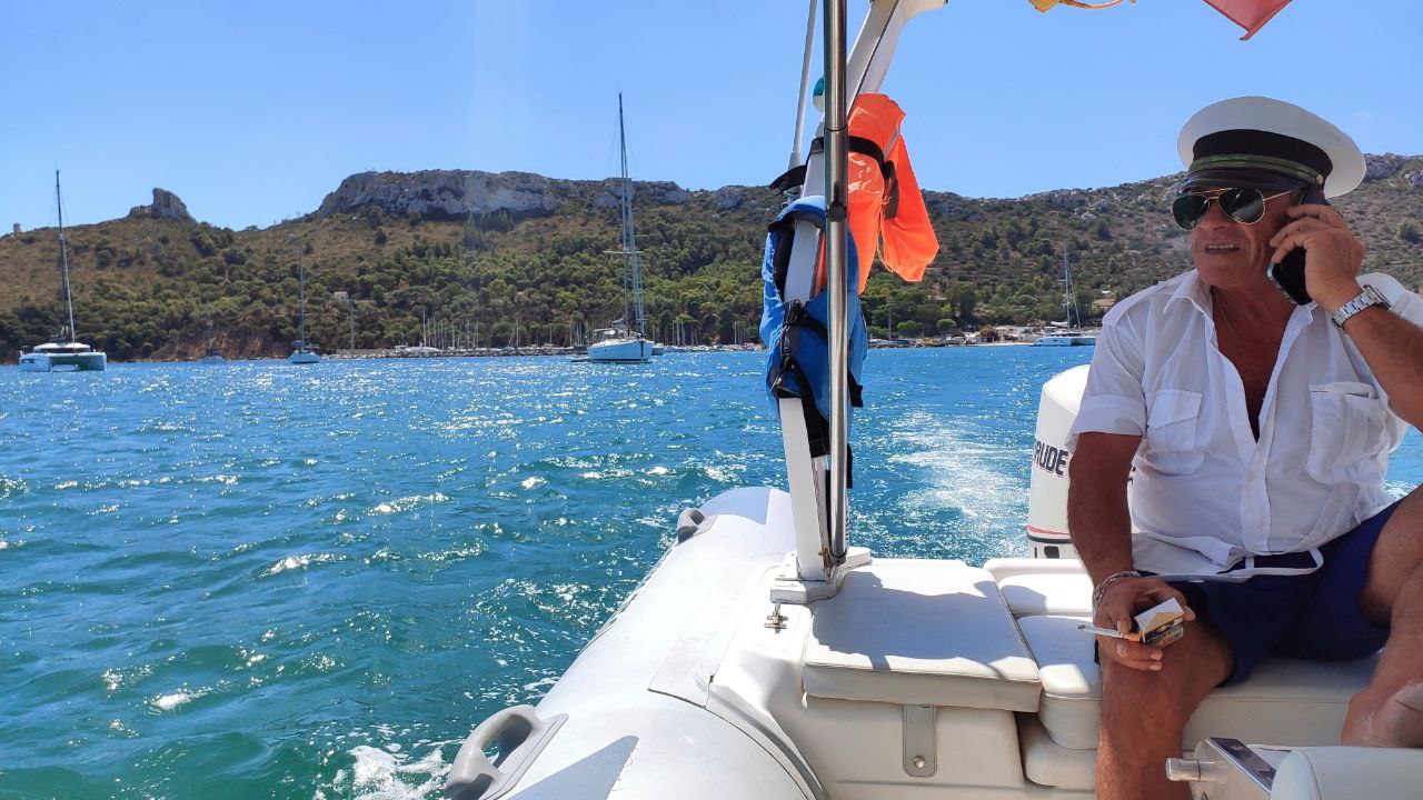 Capitán Valter al timón del bote inflable